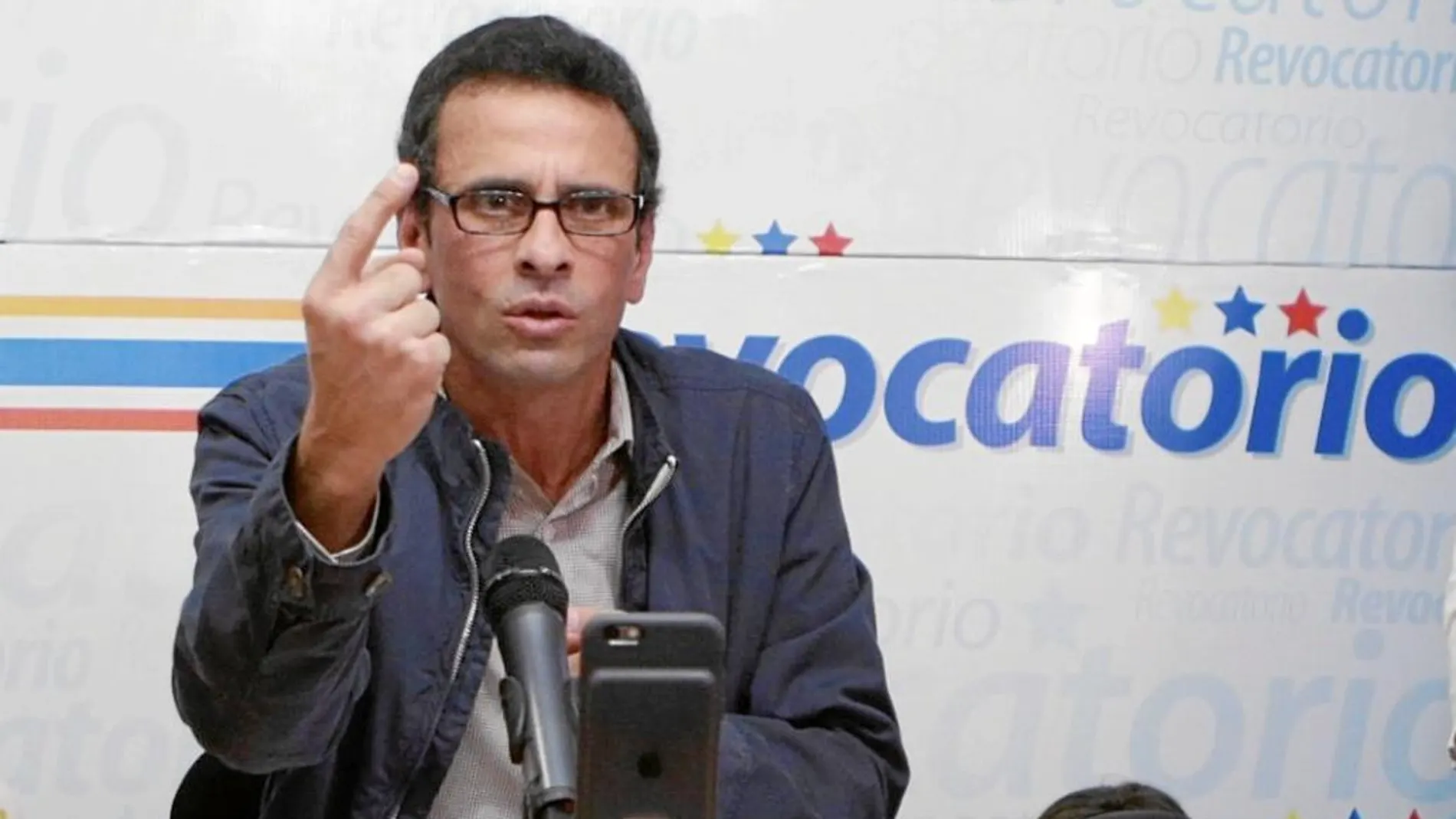 El líder opositor Henrique Capriles, ayer, durante una rueda de prensa en Caracas