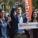Albert Rivera hace una selfie al inicio del acto celebrado hoy en el Templo de Debod, de Madrid