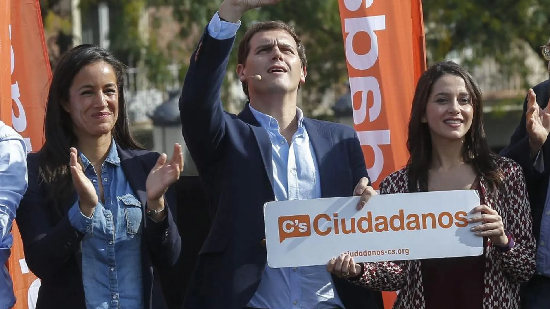 Albert Rivera hace una selfie al inicio del acto celebrado hoy en el Templo de Debod, de Madrid