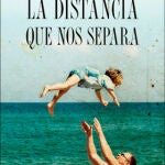 Portada del libro «La distancia que nos separa» del escritor Renato Cisneros