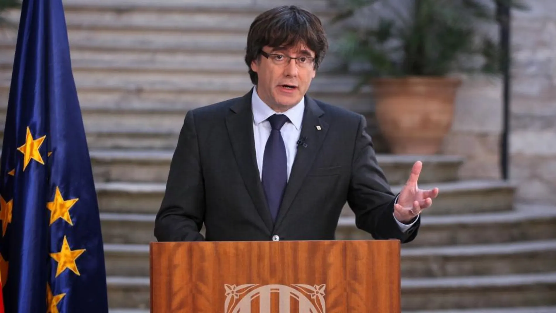 Fotografia facilitada por la Generalitat de Cataluña del presidente cesado, Carles Puigdemont, durante su comparencia hoy en la que no se da por cesado. EFE/Generalitat de Cataluña/Jordi Bedmar