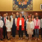 Foto de familia de la presidenta de la Diputación, Ángeles Armisén, y la diputada de Servicios Sociales, María José de la Fuente, junto a los representantes de las entidades sociales con las que ha firmado los acuerdos