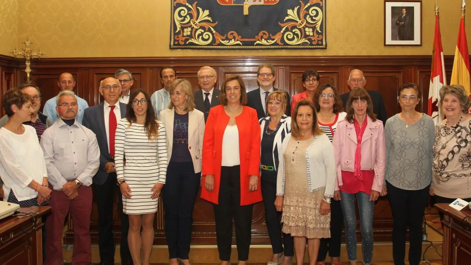Foto de familia de la presidenta de la Diputación, Ángeles Armisén, y la diputada de Servicios Sociales, María José de la Fuente, junto a los representantes de las entidades sociales con las que ha firmado los acuerdos