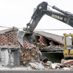 Una excavadora acaba con una casa construida de manera irregular