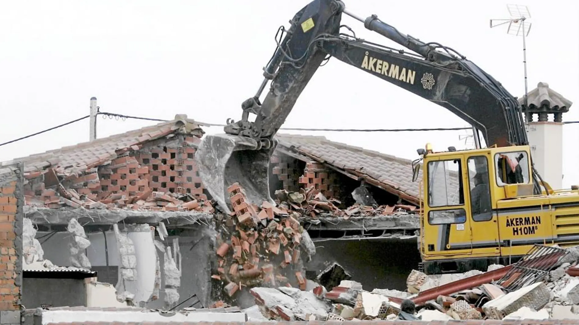 Una excavadora acaba con una casa construida de manera irregular