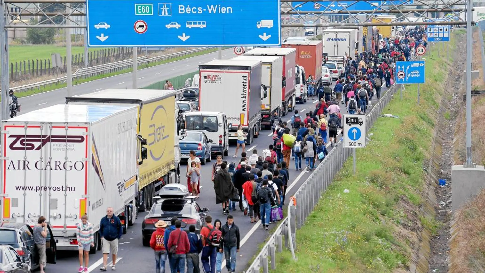 Miles de refugiados caminaban ayer desde Hungría por la autovía M1 hacia Nickelsdorf, situada en la frontera con Austria
