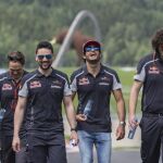 El piloto español de Fórmula Uno Carlos Sainz (2º dcha), de Toro Rosso, inspecciona la pista mientras prepara su participación en el Gran Premio de Austria de Fórmula Uno en Spielberg (Austria)