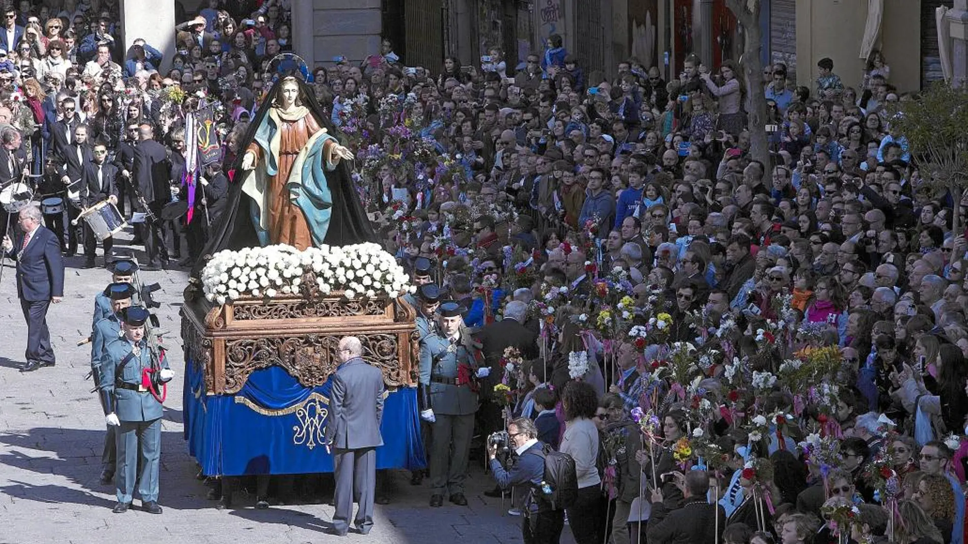 Miles de personas siguen la procesión del Domingo de Resurrección por las calles de Zamora