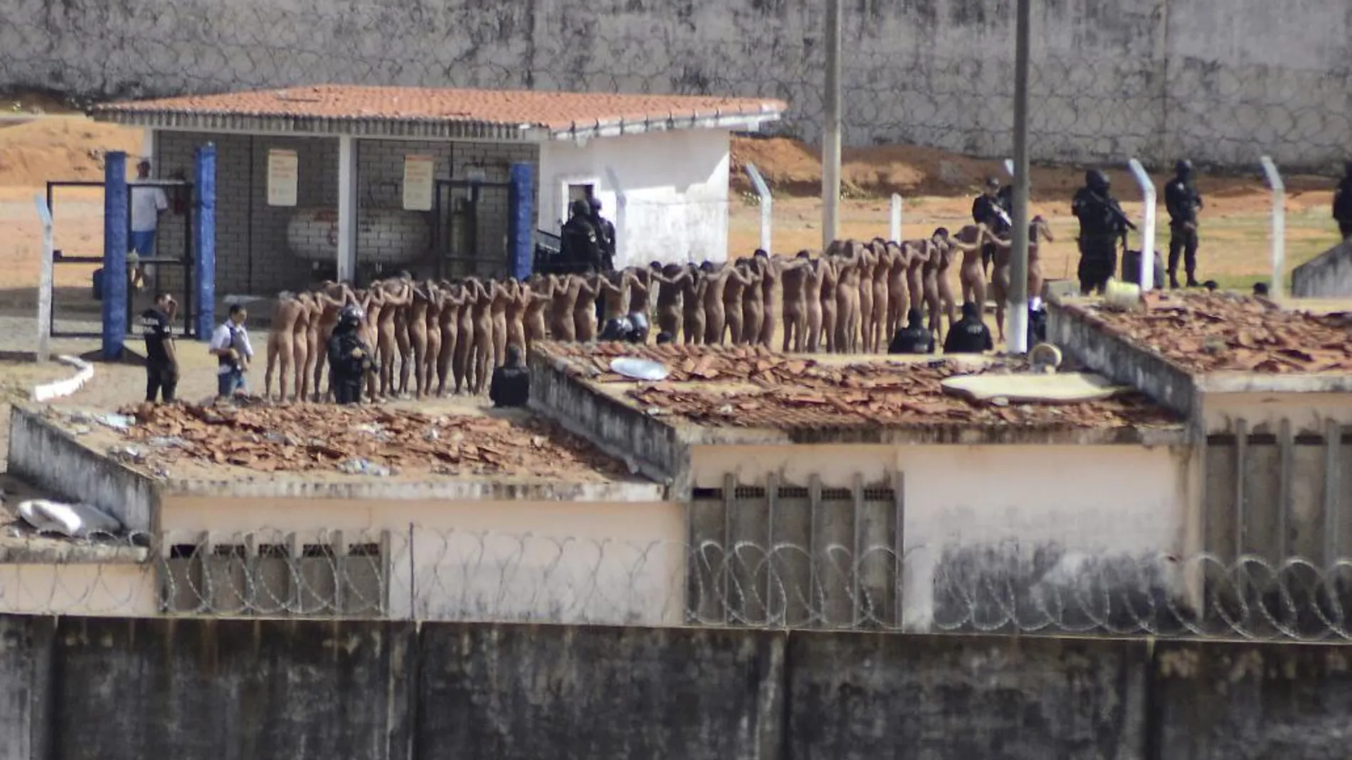 Presos desnudos son reconducidos a sus celdas en la prisión de Alcacuz tras el motín del sábado