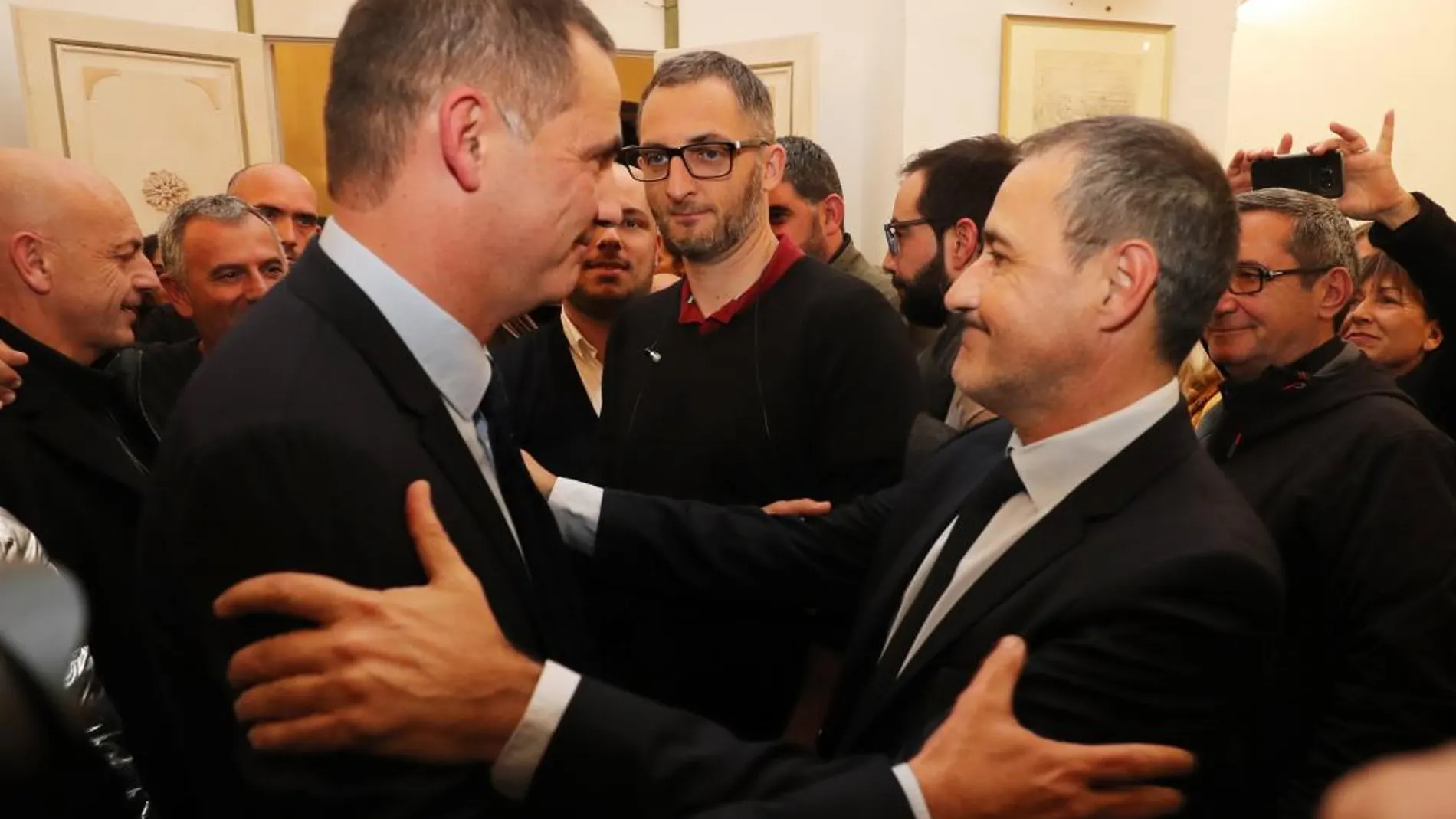 Gilles Simeoni (izq.) junto a Jean-Guy Talamoni anoche