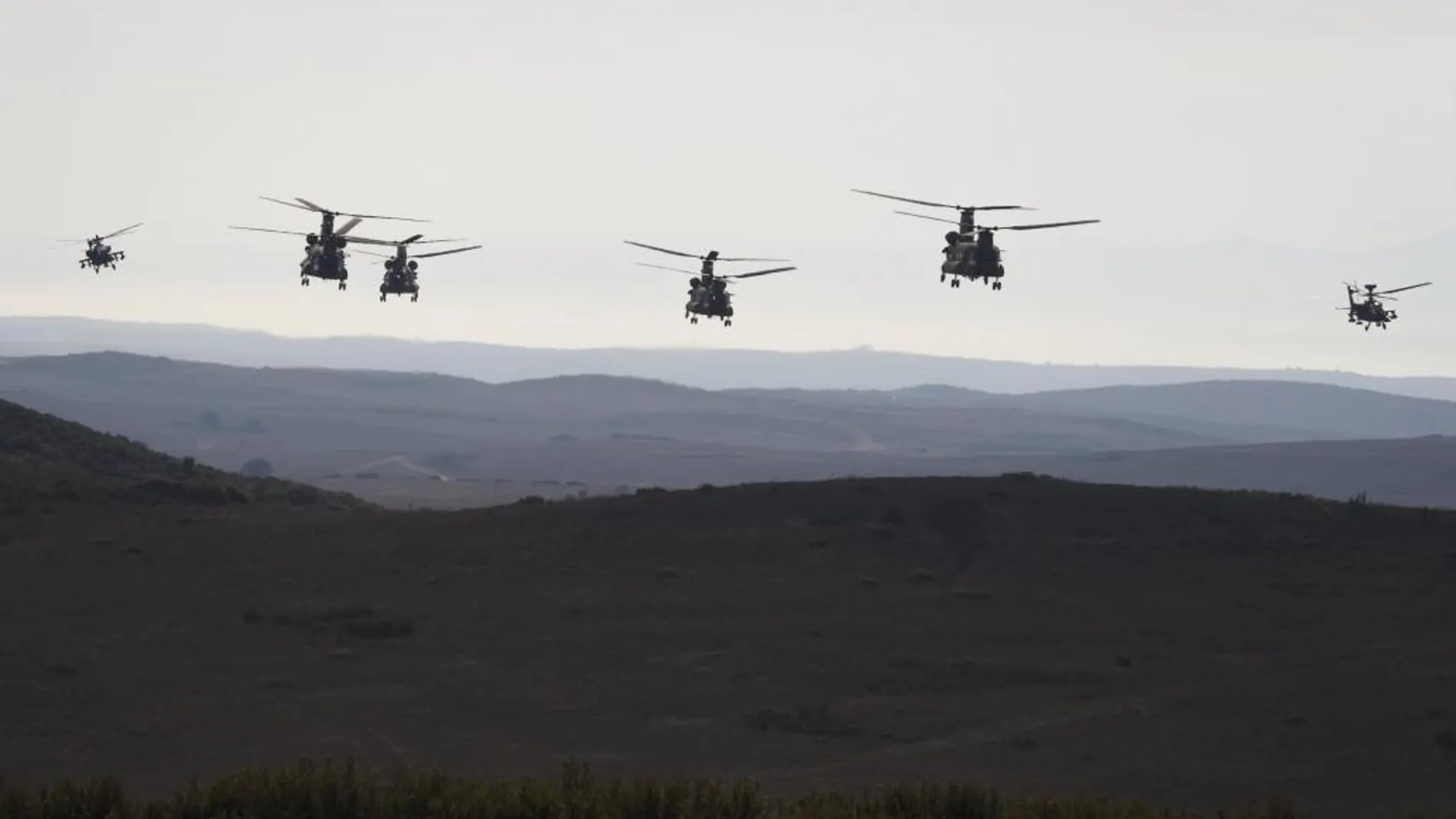 Helicópteros de la OTAN durante uno de los ejercicios de las maniobras Trident Juncture, en Zaragoza el día 4