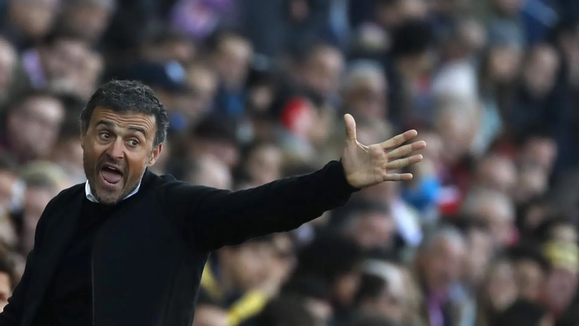 El entrenador del FC Barcelona, Luis Enrique da instrucciones a sus jugadores