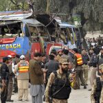 Soldados paquistaníes y voluntarios en el lugar del atentado en Peshawar