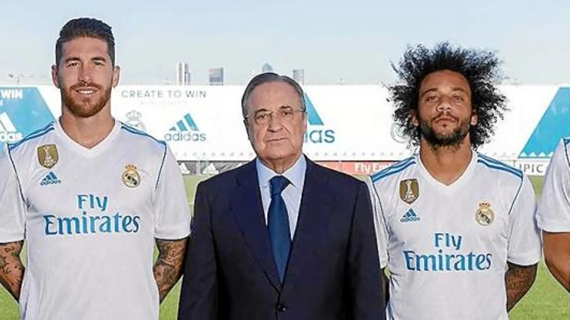 Florentino Pérez, con los capitanes, en una de las fotos oficiales del equipo