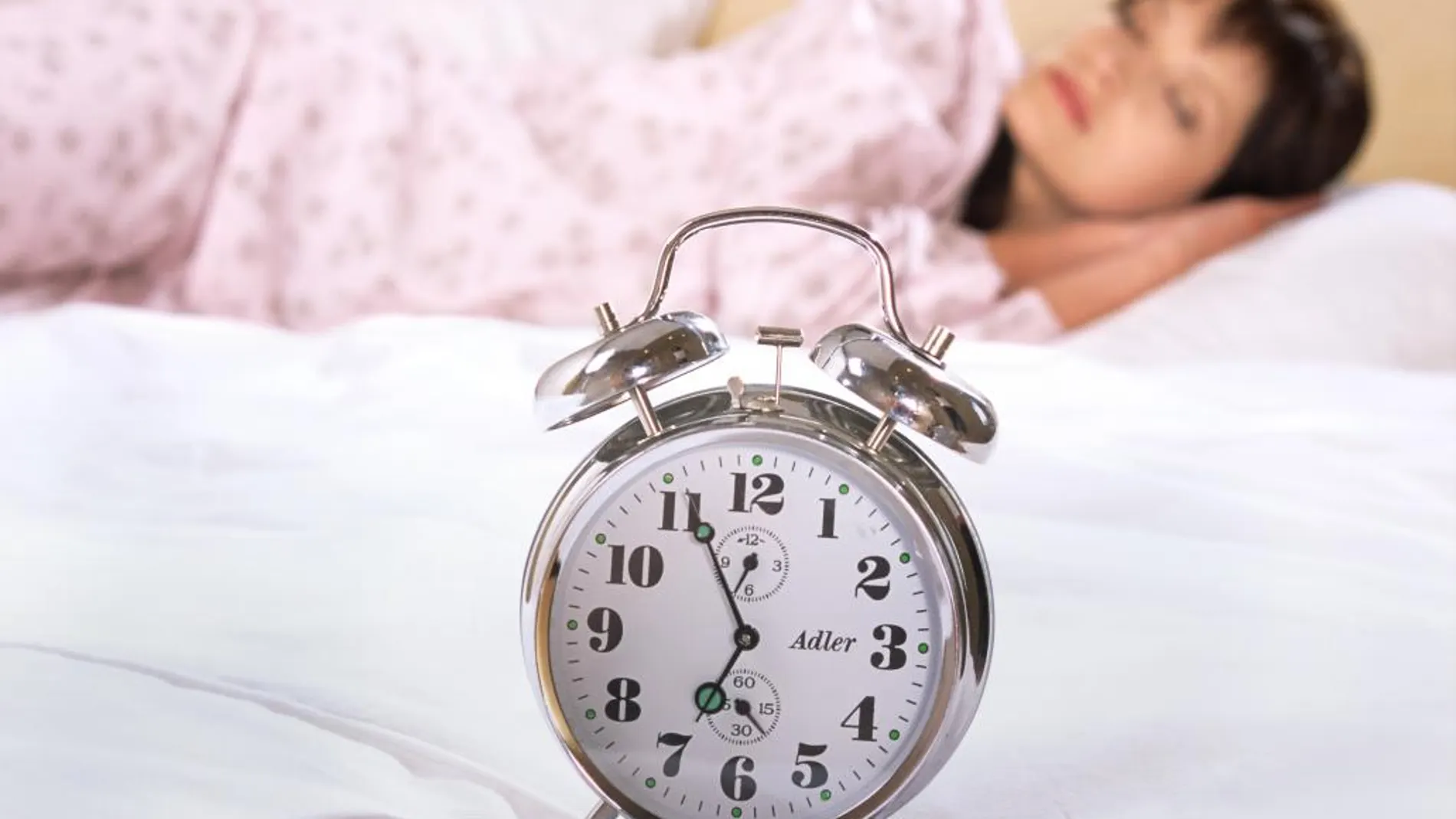 La hormona melatonina es la responsable de regular los ciclos sueño-vigilia, entre otras funciones.