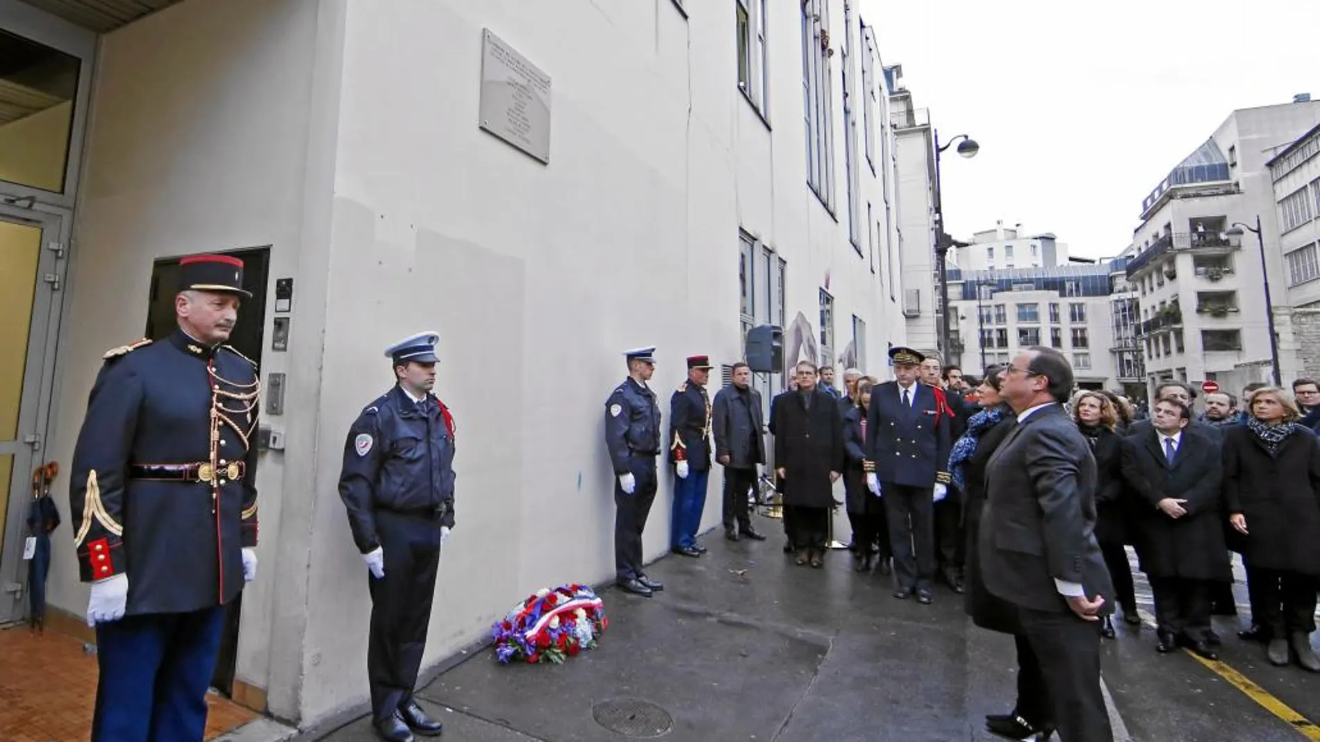HOMENAJE DE HOLLANDE El presidente francés descubrió ayer una placa en homenaje a las once personas asesinadas en la redacción del semanario satírico «Charlie Hebdo»