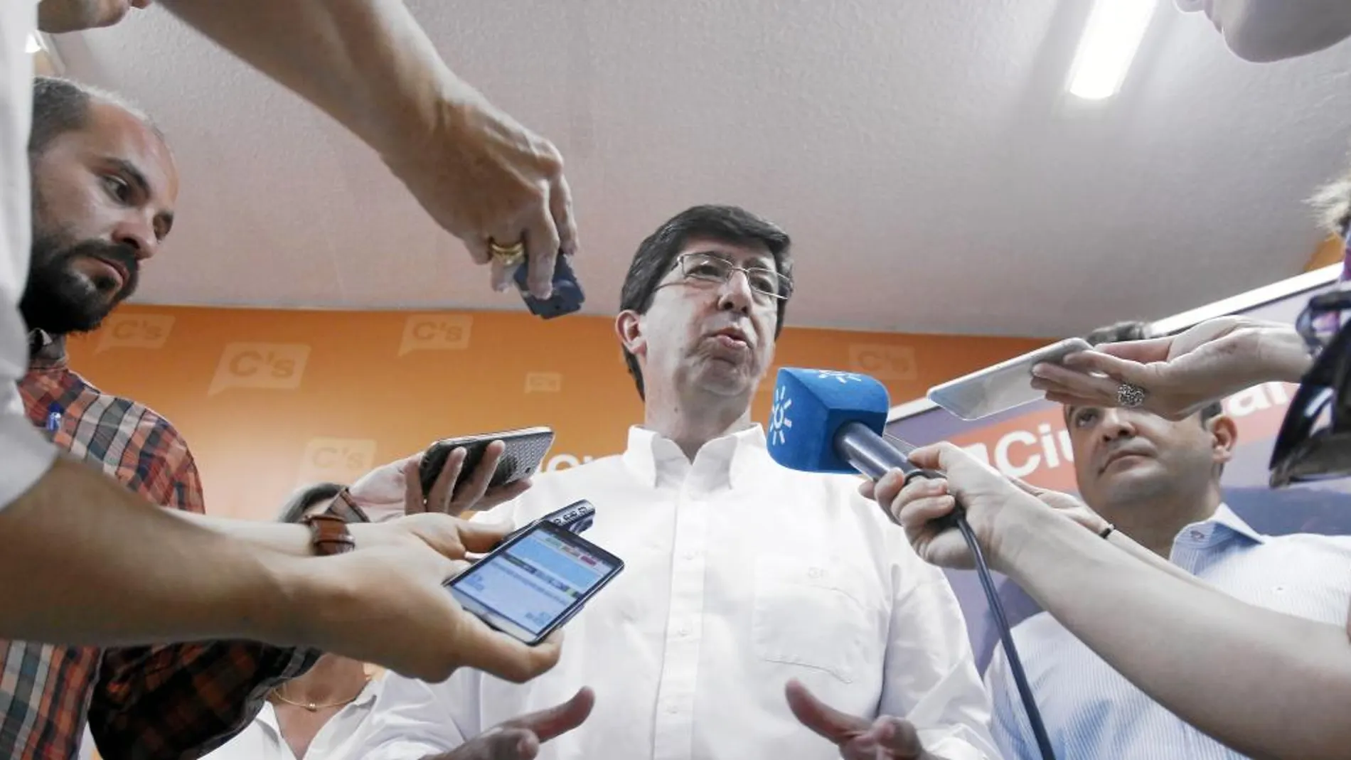 Juan Marín atiende a los medios durante el Comité Territorial de Ciudadanos Andalucía celebrado en Córdoba