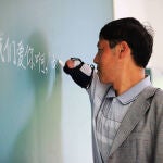 A pesar de sus limitaciones, Jiang Shengfa puede escribir en la pizarra con una tiza y de forma muy correcta