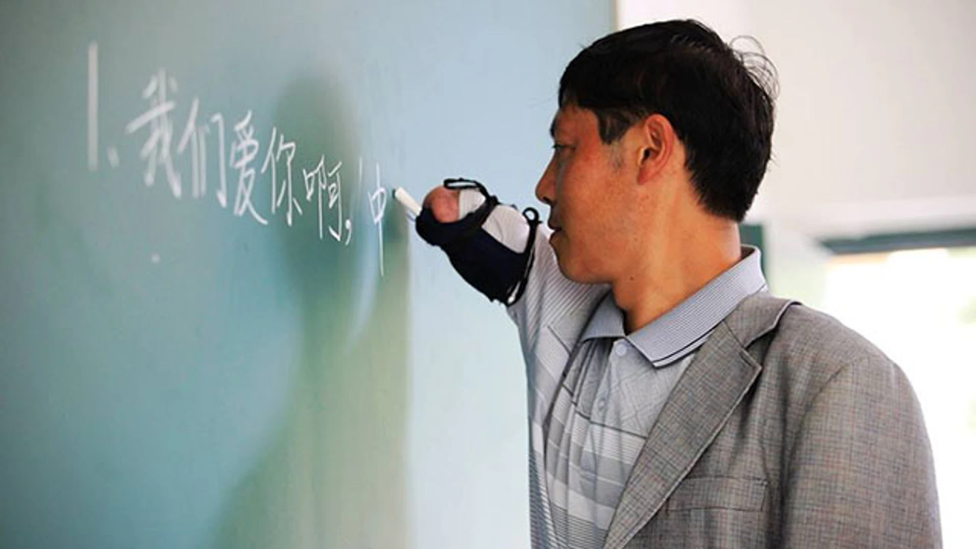 A pesar de sus limitaciones, Jiang Shengfa puede escribir en la pizarra con una tiza y de forma muy correcta