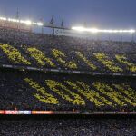 Mosaico en las gradas del Camp Nou en agradecimiento a Cruyff, fallecido la pasada semana.