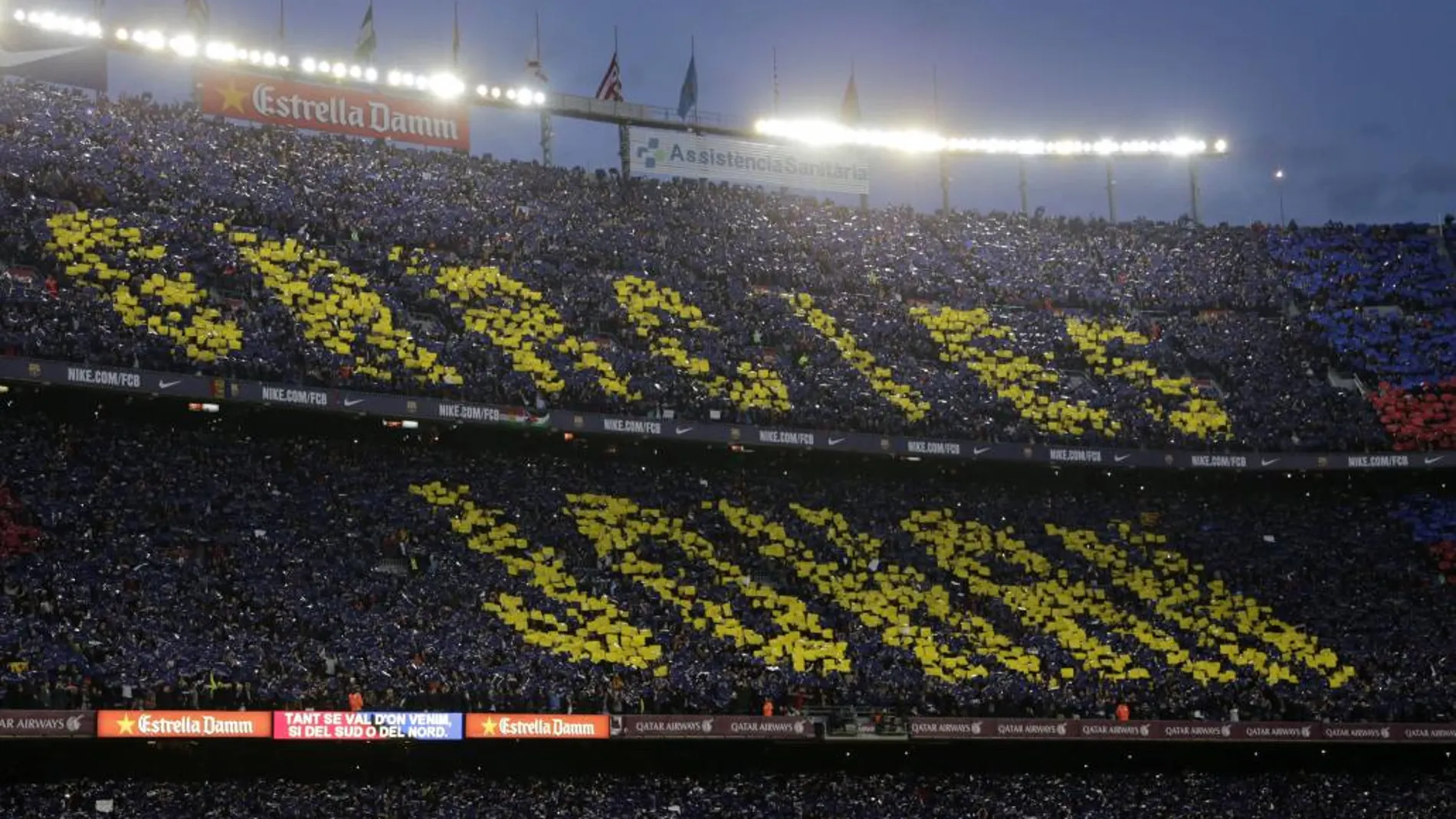 Mosaico en las gradas del Camp Nou en agradecimiento a Cruyff, fallecido la pasada semana.
