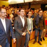 El líder de Ciudadanos, Albert Rivera, escoltado por Luis Fuentes y Pilar Vicente, en el acto celebrado en Valladolid