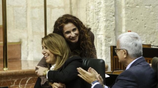 La consejera de Hacienda abraza a la presidenta de la Junta
