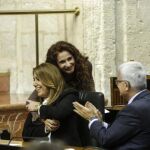 La consejera de Hacienda abraza a la presidenta de la Junta