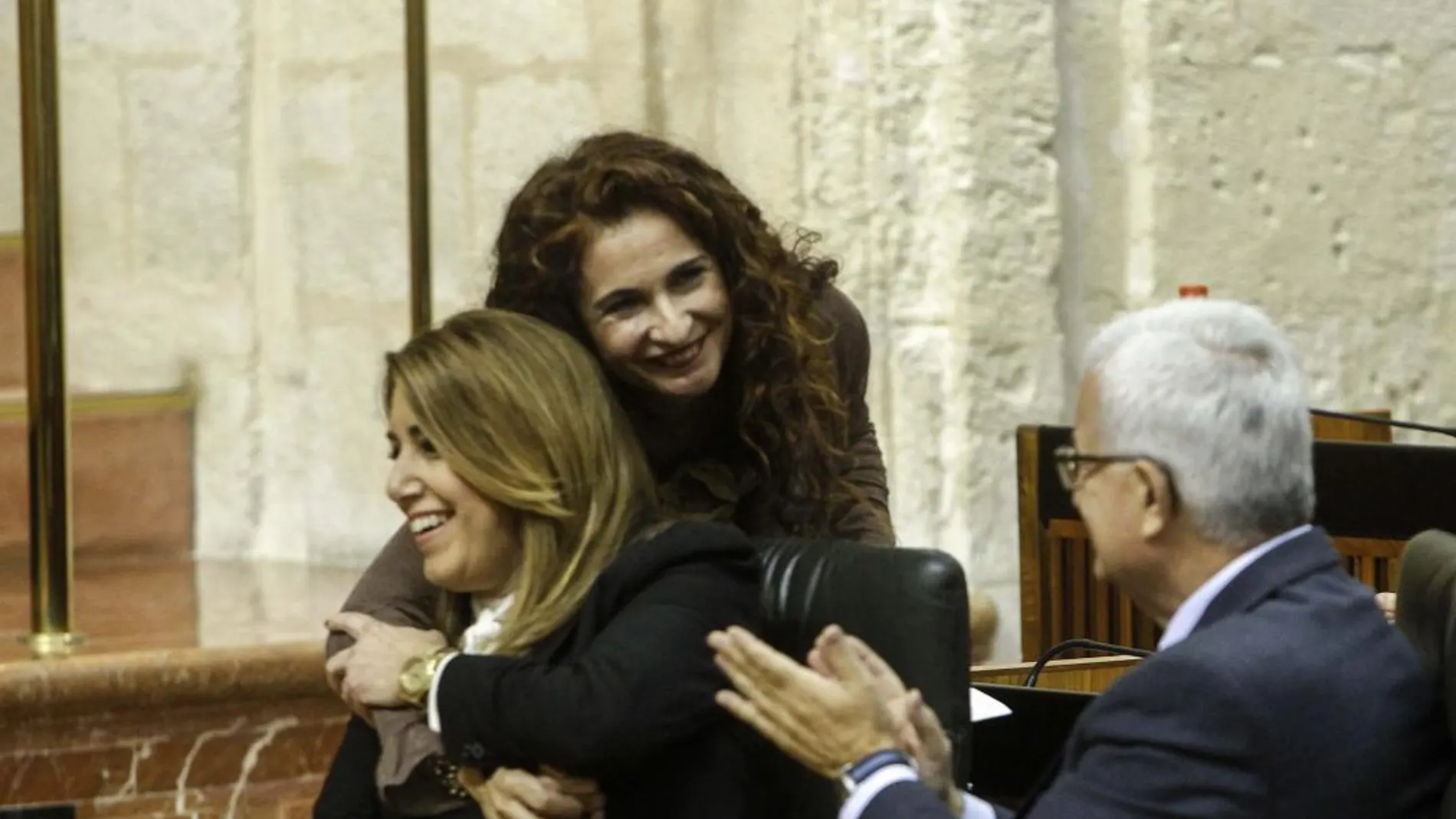 La consejera de Hacienda abraza a la presidenta de la Junta