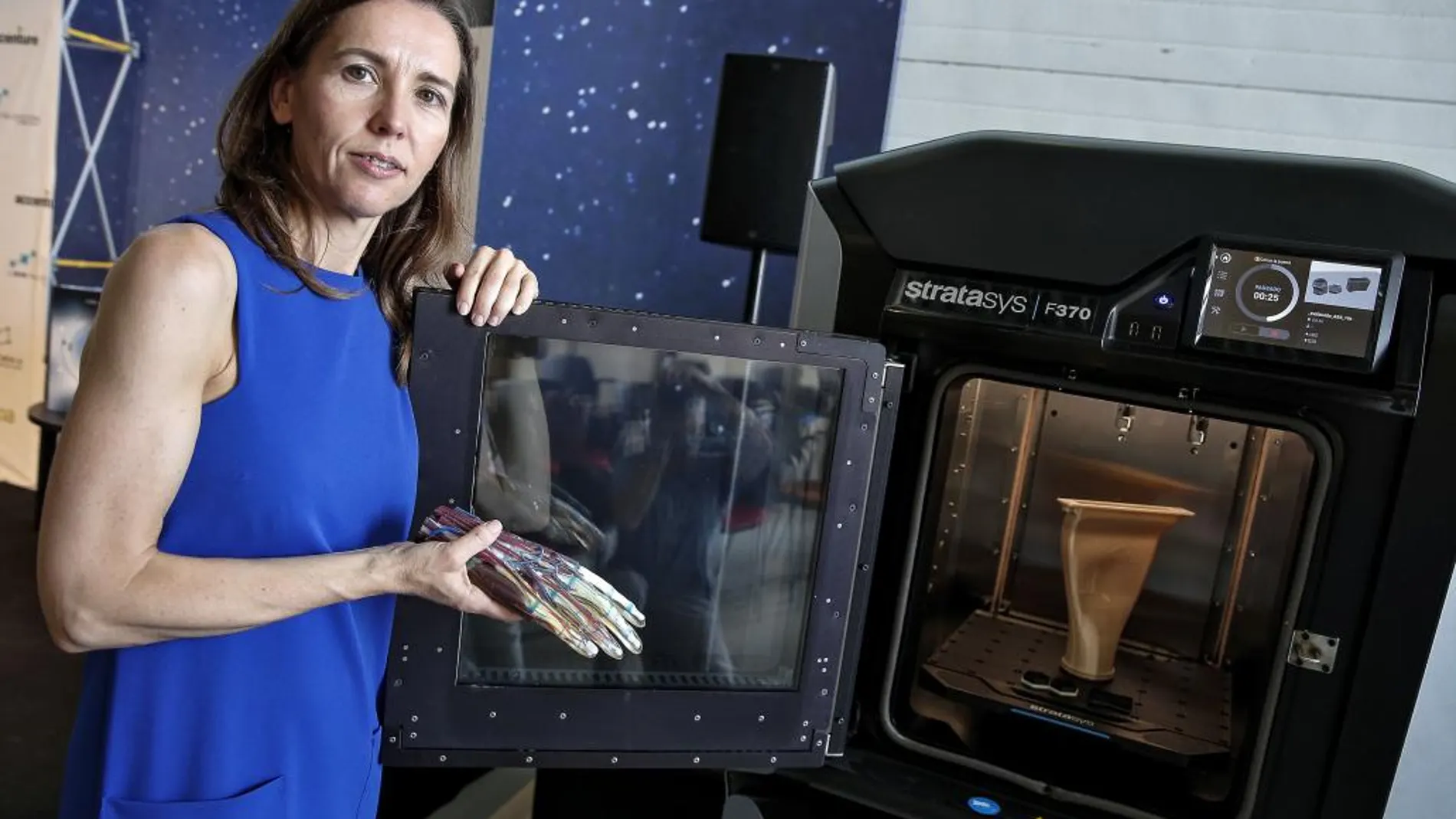 Elena Terraz, Manager Bussines Tollina de la empresa Stratasys, con algunas de las piezas realizadas en impresión 3D