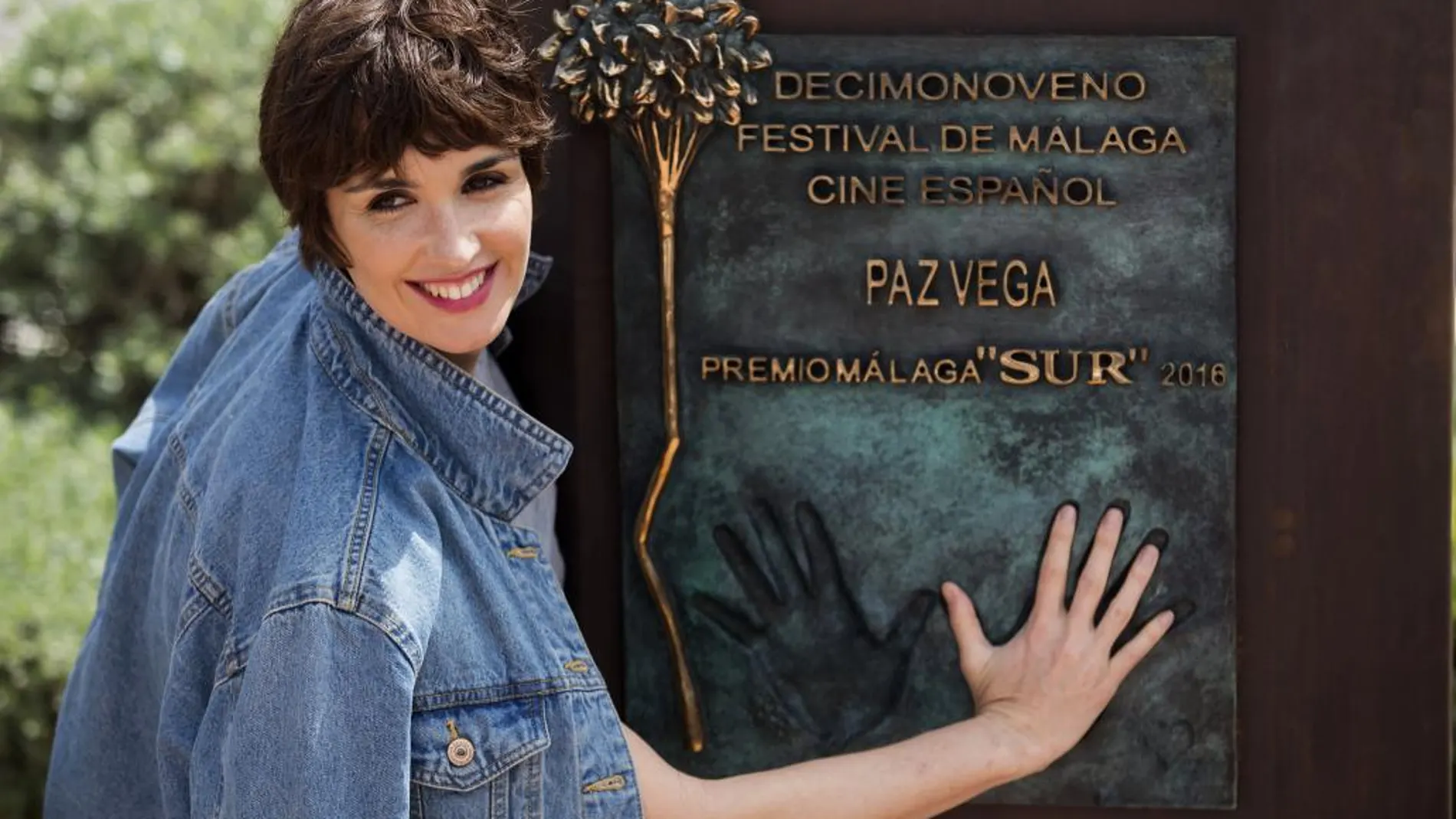 La actriz Paz Vega posa en el monolito que lleva su nombre