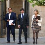 El presidente de la Generalitat, Carles Puigdemont, acompañado del vicepesidente, Oriol Junqueras (i), y de la consellera de Presidencia, Neus Munté, ayer a su llegada a la reunión semanal del gobierno catalán