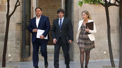 El presidente de la Generalitat, Carles Puigdemont, acompañado del vicepesidente, Oriol Junqueras (i), y de la consellera de Presidencia, Neus Munté, ayer a su llegada a la reunión semanal del gobierno catalán