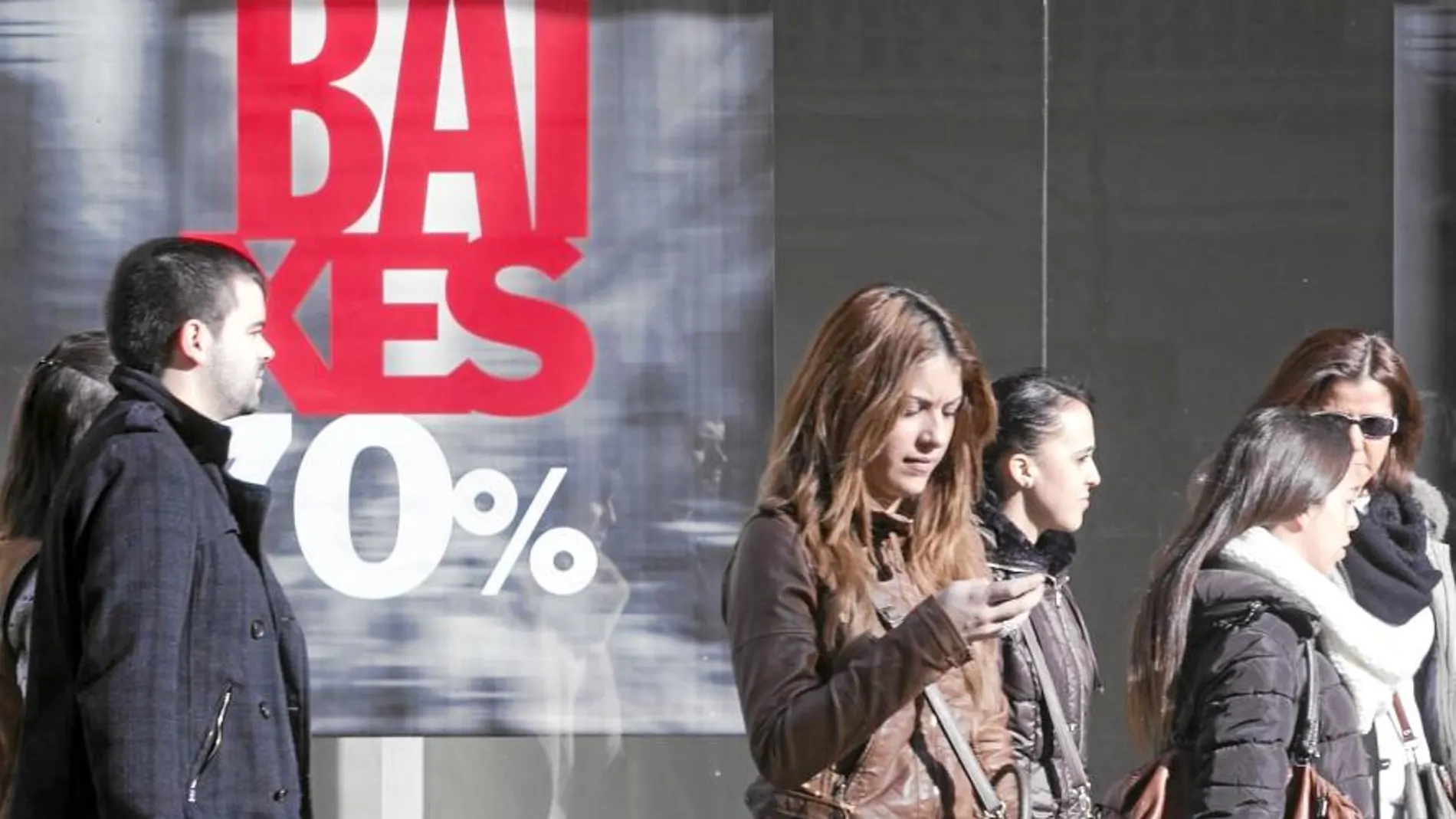 Los carteles de rebajas antes de Reyes descolocan a los ciudadanos