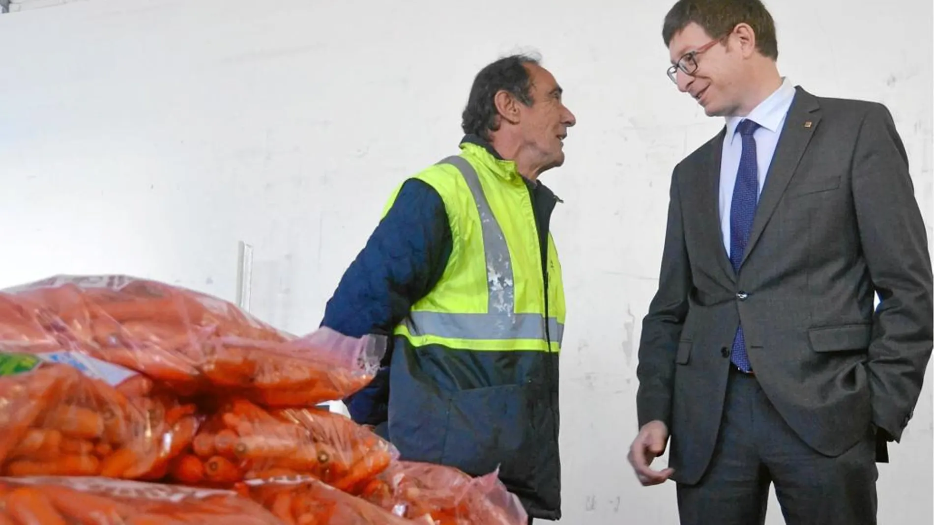 El conseller Carles Mundó presentó los datos en el Banco de los Alimentos