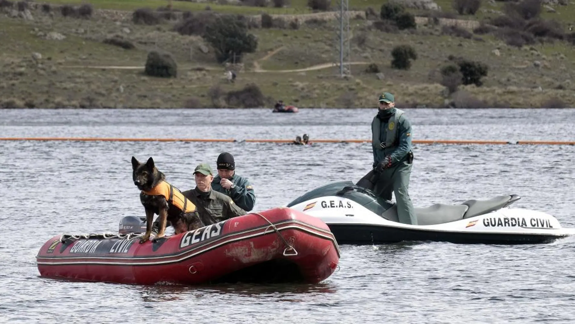 El Grupo Especial de Actividades Subacuáticas de la Guardia Civil busca cuerpos sin vida en el pantano