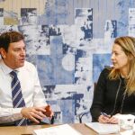Carlos Fernández Carriedo conversa con Edelvira Ferreira durante la reunión que mantenían ayer en Valladolid
