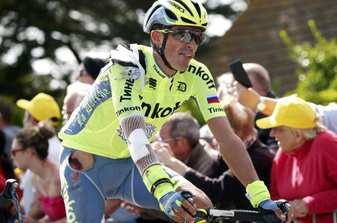 Alberto Contador, después de la caída con toda la zona derecha de su cuerpo magullada