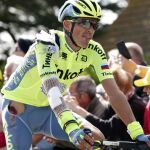 Alberto Contador, después de la caída con toda la zona derecha de su cuerpo magullada