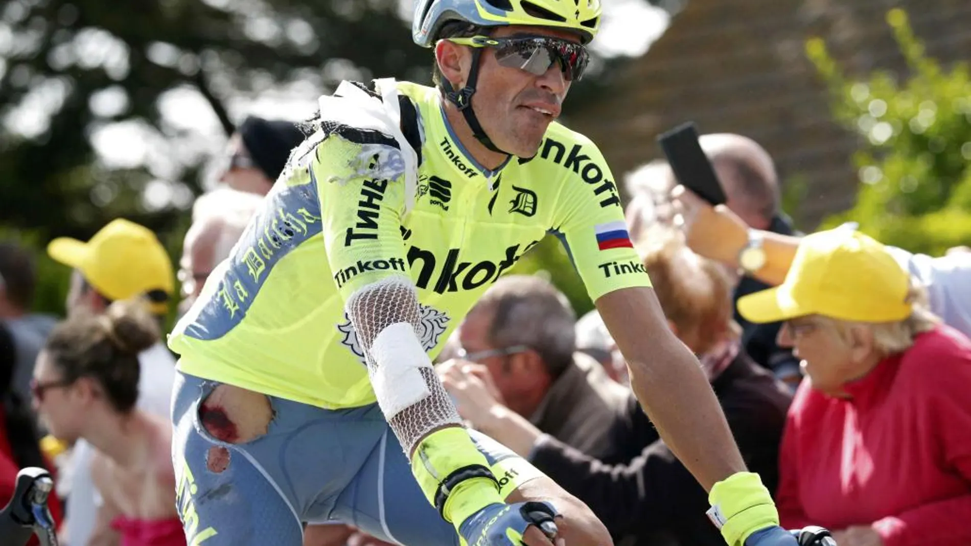 Alberto Contador, después de la caída con toda la zona derecha de su cuerpo magullada