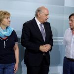 El ministro del Interior Jorge Fernández Díaz junto a los padres de Eva Blanco, la semana pasada