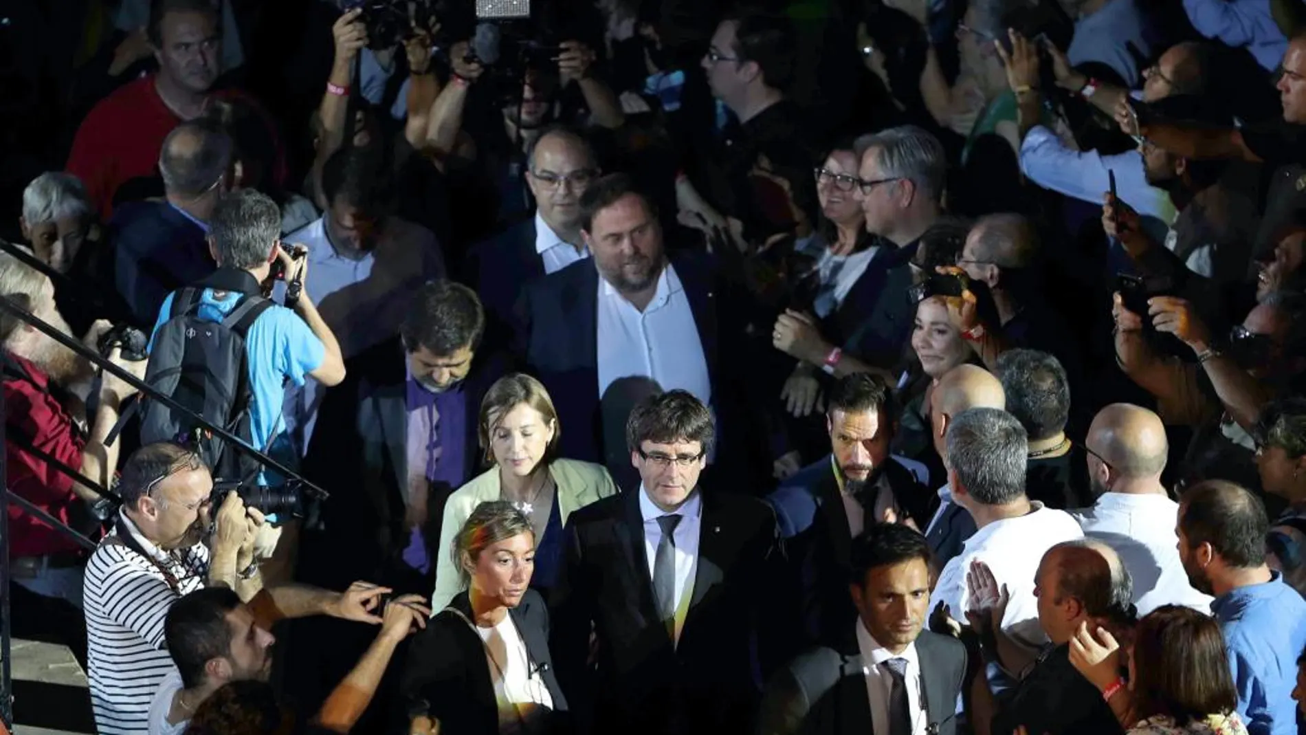 El presidente de la Generalitat, Carles Puigdemont (c), la presidenta del Parlament, Carme Forcadell, y el líder de ERC, Oriol Junqueras (detrás) llegan al Tarraco Arena.