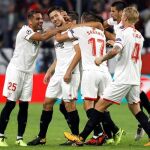 El jugador francés del Sevilla Clement Lenglet festeja con sus compañeros su gol ante el Spartak de Moscú. EFE/Julio Muñoz