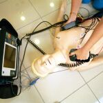 Usar con eficacia un desfibrilador, clave en la atención cardiaca