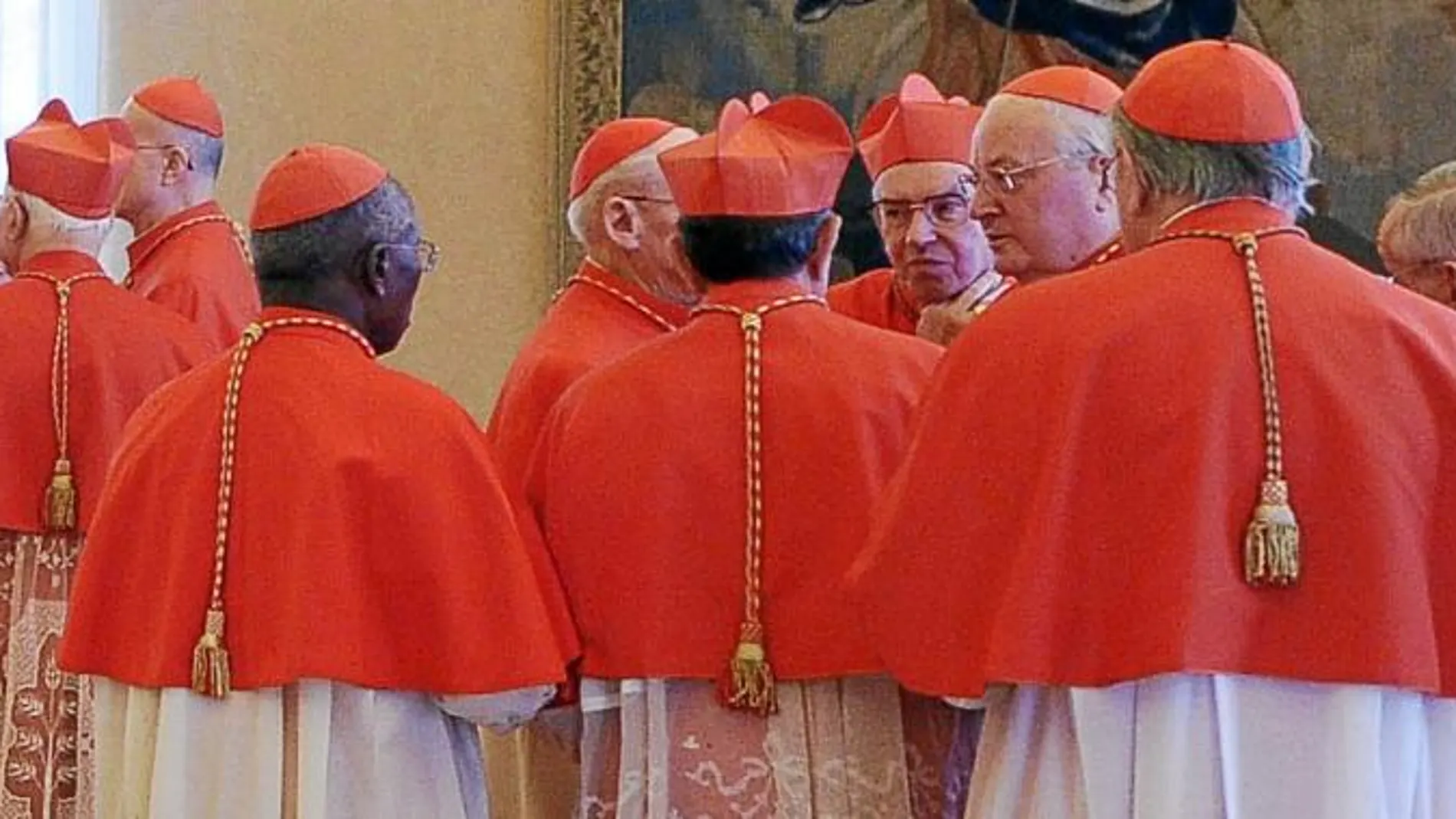 Varios grupos de cardenales conversan durante una reunión