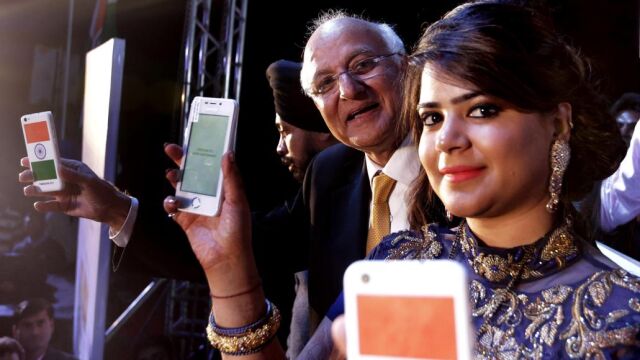 El presidente de la compañía tecnológica india Ringing Bells, Ashok Chadha (2-d), presenta el nuevo dispositivo móvil de la empresa, Freedom 251, en Nueva Delhi,