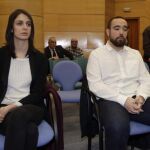 La portavoz del Ayuntamiento de Madrid, Rita Maestre, junto al otro acusado de asaltar una capilla, Héctor Meleiro