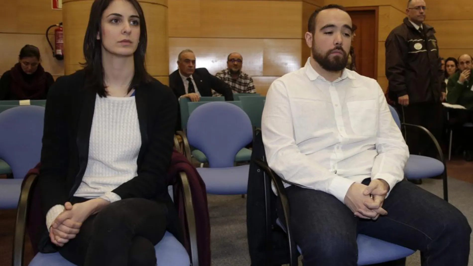 La portavoz del Ayuntamiento de Madrid, Rita Maestre, junto al otro acusado de asaltar una capilla, Héctor Meleiro