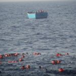 Imagen de los inmigrantes en el agua