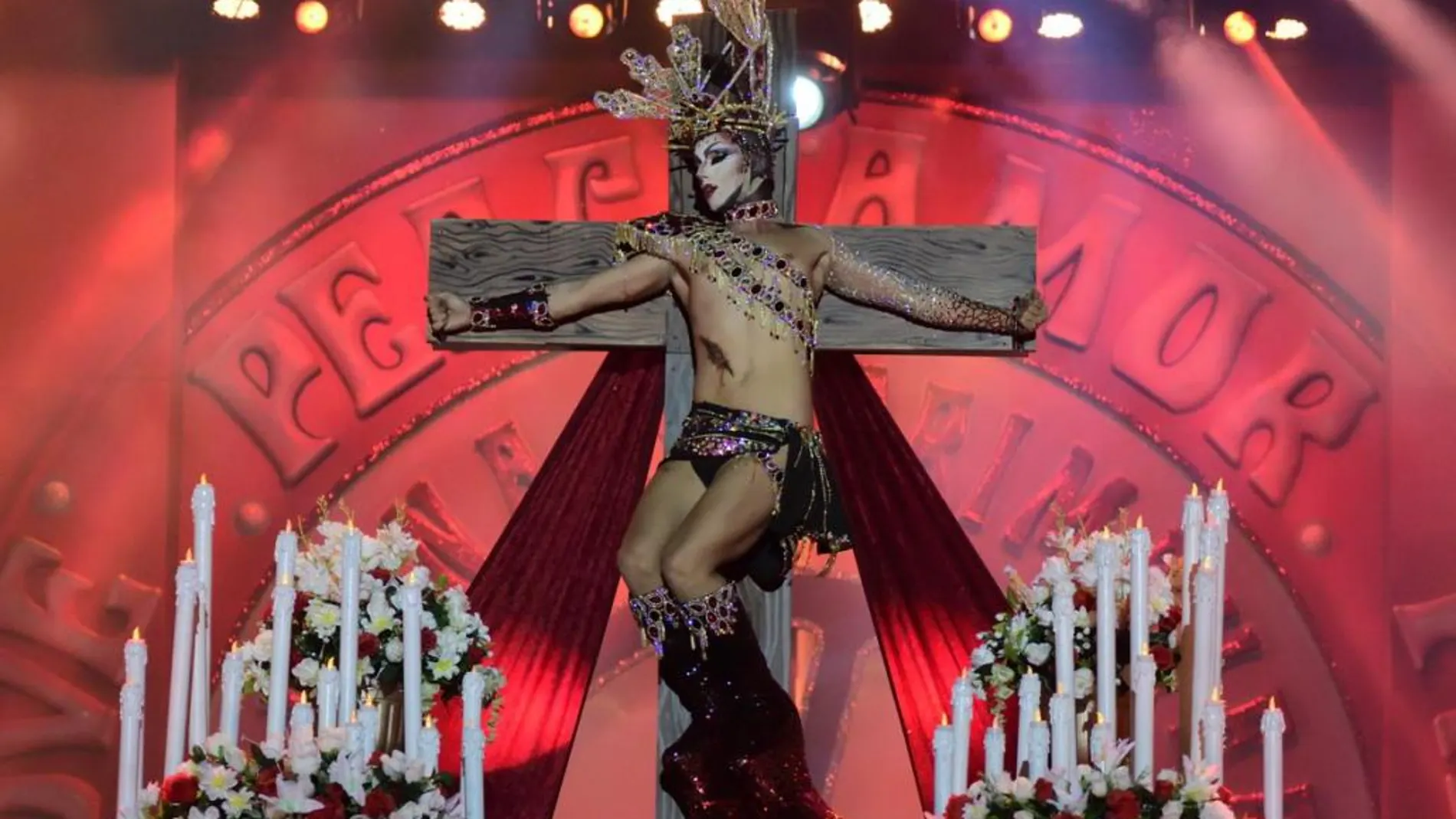 Momento en el que «Drag Sethlas» aparece crucificada, con una corona de espinas y una lanzada en el costado